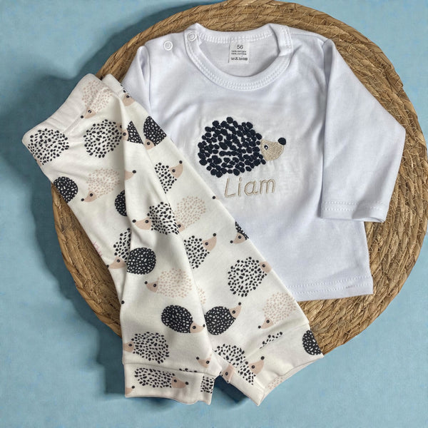 Gepersonaliseerd wit babyshirt met geborduurde egel en naam 100% katoenen lange of korte mouw met drukknoopjes.