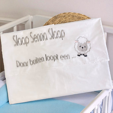 Het lakentje is handgemaakt van wit Poplin katoen. Het lakentje is verkrijgbaar in 2 maten. De gewenste naam wordt op het lakentje geborduurd. U kunt kiezen uit roze of blauw borduur garen voor de oren van het schaap. Een super origineel kraamcadeautje.