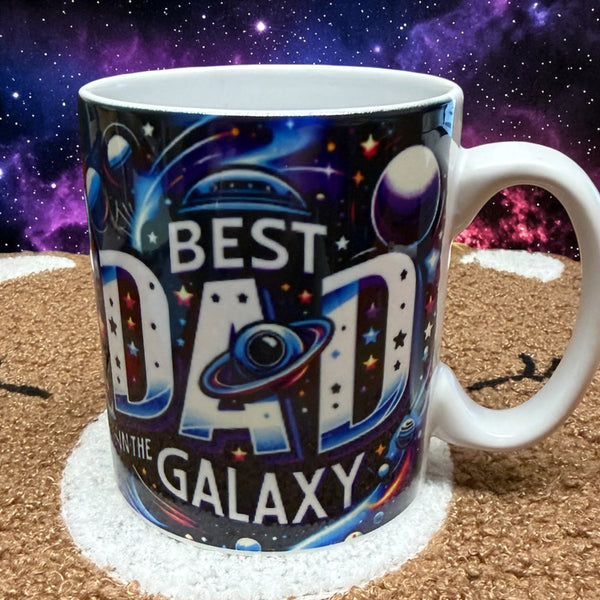 Verras je vader met deze leuke vaderdag drinkbeker. Op de mok staat een Galaxy afgedrukt met de tekst "Best DAD of the Galaxy" Echt een origineel vaderdag cadeautje voor de liefste vader in the galaxy.Verras je vader met deze leuke vaderdag drinkbeker. Op de mok staat een Galaxy afgedrukt met de tekst "Best DAD of the Galaxy" Echt een origineel vaderdag cadeautje voor de liefste vader in the galaxy.