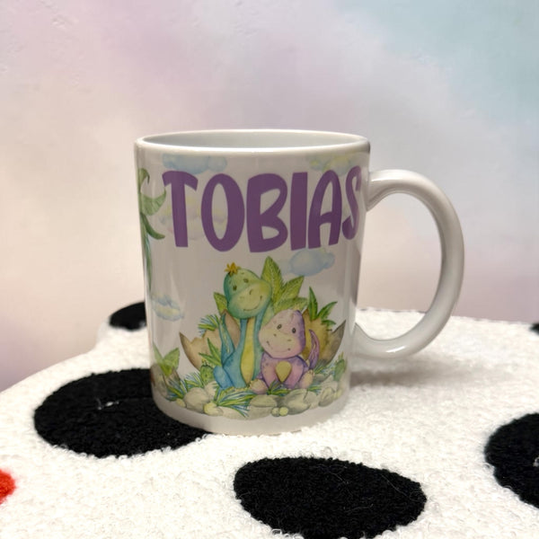 Kinder drinkbeker met naam en geboortedatum. Een leuke mok bedrukt met dinosauriers. Leuk als kraamcadeautje zeker in combinatie met het bijpassende broekje, rokje of gepersonaliseerd rompertje.