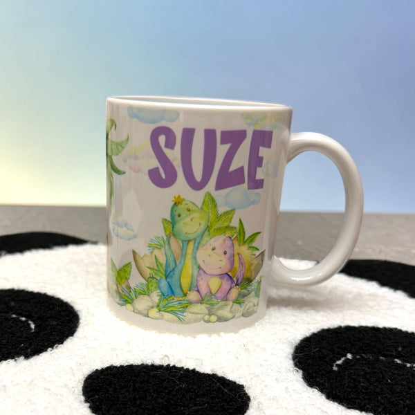 Kinder drinkbeker met naam en geboortedatum. Een leuke mok bedrukt met dinosauriers. Leuk als kraamcadeautje zeker in combinatie met het bijpassende broekje, rokje of gepersonaliseerd rompertje.