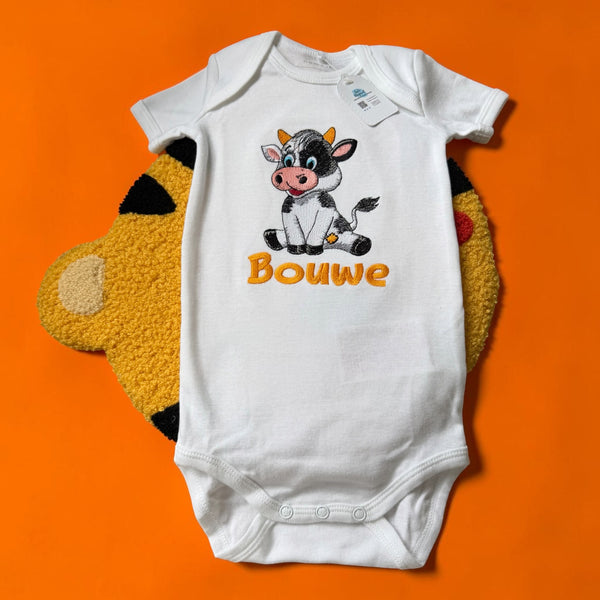 Gepersonaliseerd baby rompertje met geborduurde koe en naam