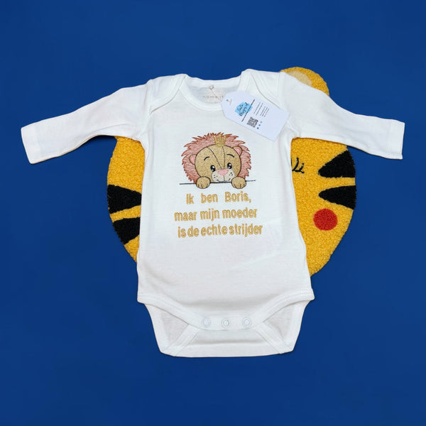 Een gepersonaliseerd baby rompertje met geborduurd Leeuwtje. De rompertjes zijn beschikbaar in wit en zwart in de maten 50 tm 68. In combinatie met kraamcadeau set Ivoor of kraamcadeau set jungle dieren uniek als kraamcadeautje.