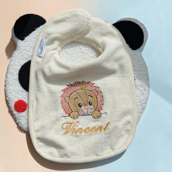 Een handgemaakt slabbetje met geborduurd leeuwenkopje met daaronder de naam van de baby geborduurd. Echt een origineel en uniek kraamcadeautje.