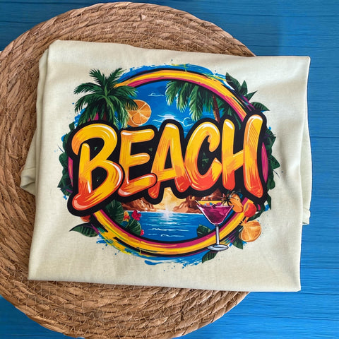 Zomers unisex T-shirt met tropisch “BEACH” design, palmbomen, zonsondergang en cocktail – Sazudesigns.
