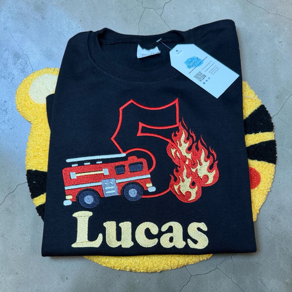 Gepersonaliseerd brandweer verjaardagshirt met naam en leeftijd voor kinderen