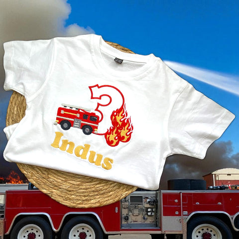 Verjaardagsshirt kind met geborduurde brandweerauto, vlammen en gepersonaliseerde naam