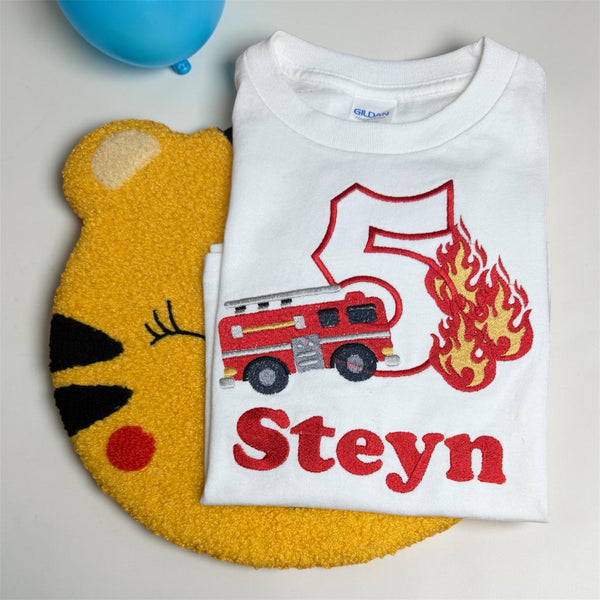 Verjaardagsshirt kind met geborduurde brandweerauto, vlammen en gepersonaliseerde naam