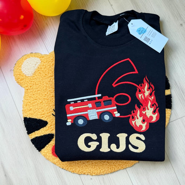 Verjaardagsshirt kind met geborduurde brandweerauto, vlammen en gepersonaliseerde naam