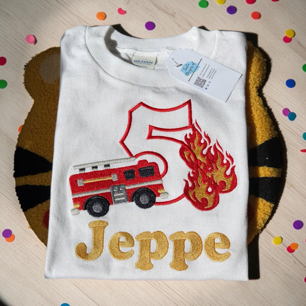 Gepersonaliseerd brandweer verjaardagshirt met naam en leeftijd voor kinderen