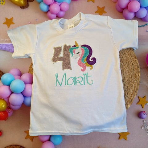 Vrolijk verjaardagsshirt met eenhoorn, glitter cijfer en naam. Gepersonaliseerd voor meisjes van 1 t/m 9 jaar. Magisch voor elk verjaardagsfeest!