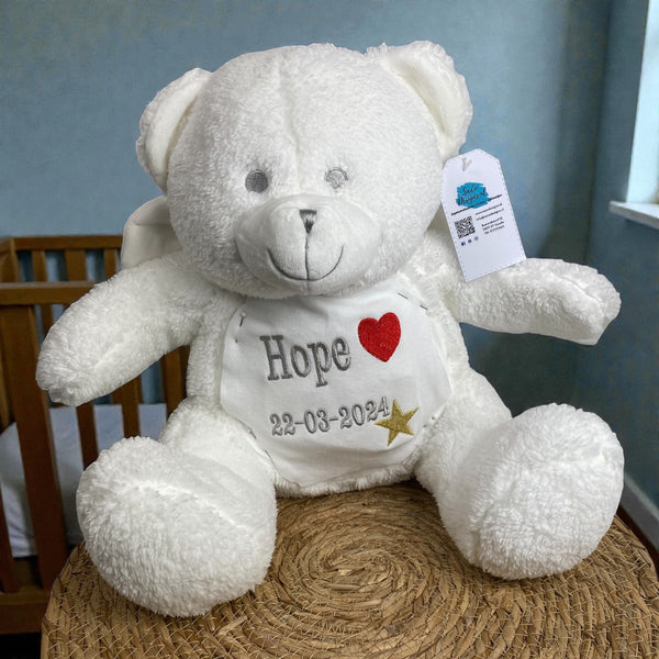 Witte Engel herinneringsbeer met zachte pluche vacht, geborduurde naam, datum en hartje op de buik – troostknuffel ter herinnering aan een overleden of doodgeboren kindje.