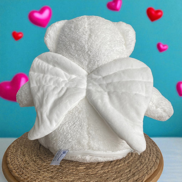 Achterzijde van witte Engel herinneringsbeer met zachte engelenvleugels en verborgen ritssluiting voor het bewaren van een persoonlijk herinneringsitem, symbool voor een overleden kindje.