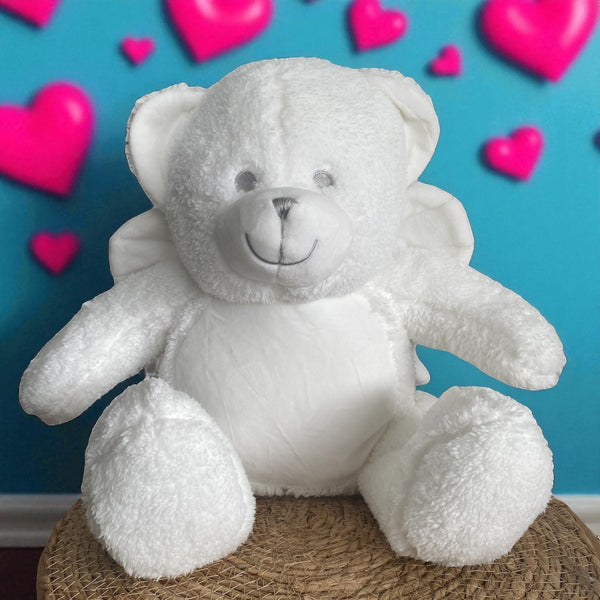 Witte Engel herinneringsbeer met zachte pluche vacht, geborduurde naam, datum en hartje op de buik – troostknuffel ter herinnering aan een overleden of doodgeboren kindje.