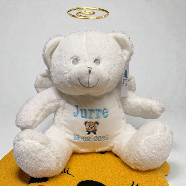 Witte Engel herinneringsbeer met zachte pluche vacht, geborduurde naam, datum en hartje op de buik – troostknuffel ter herinnering aan een overleden of doodgeboren kindje.