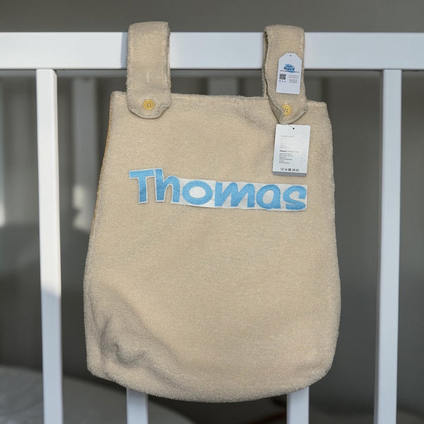 Teddy box opbergzak van SaZuDesigns in beige teddy stof, gepersonaliseerd met naam om te bevestigen aan een babybox.