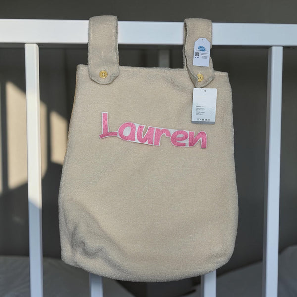 Teddy box opbergzak van SaZuDesigns in beige teddy stof, gepersonaliseerd met naam om te bevestigen aan een babybox.