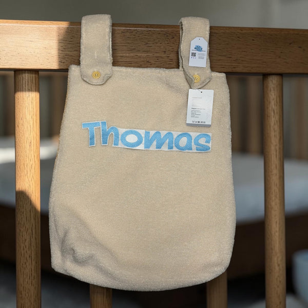 Teddy box opbergzak van SaZuDesigns in beige teddy stof, gepersonaliseerd met naam om te bevestigen aan een babybox.