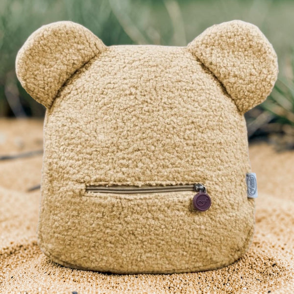 Gepersonaliseerd cream teddy kinderrugzakje met naam  op de voorkant geborduurd