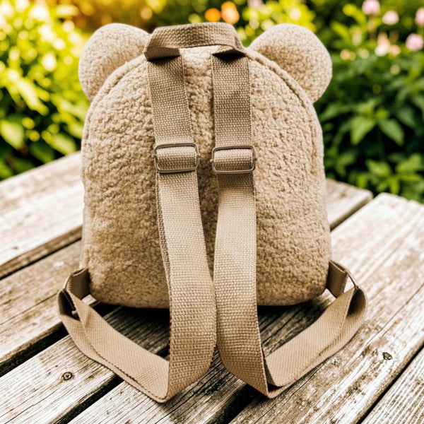Gepersonaliseerd cream teddy kinderrugzakje met naam  op de voorkant geborduurd
