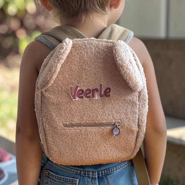 Gepersonaliseerd cream teddy kinderrugzakje met naam  op de voorkant geborduurd