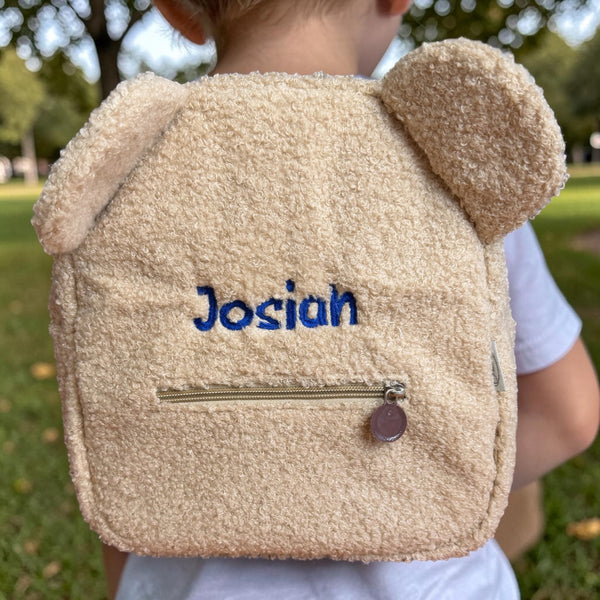 Gepersonaliseerd cream teddy kinderrugzakje met naam  op de voorkant geborduurd