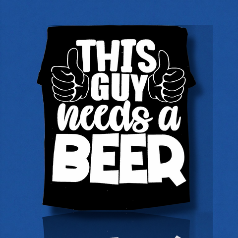 Zwart herenshirt van SaZuDesigns met witte tekst “This Guy Needs a Beer” en twee duimen omhoog, grappig en stoer design voor mannen die van humor en bier houden.