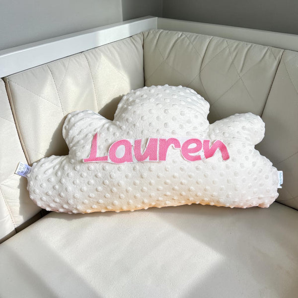 Handgemaakt wolkenkussen van zachte minky stof met geborduurde naam, verkrijgbaar in ivoor, babyroze en babyblauw van SaZu Designs.