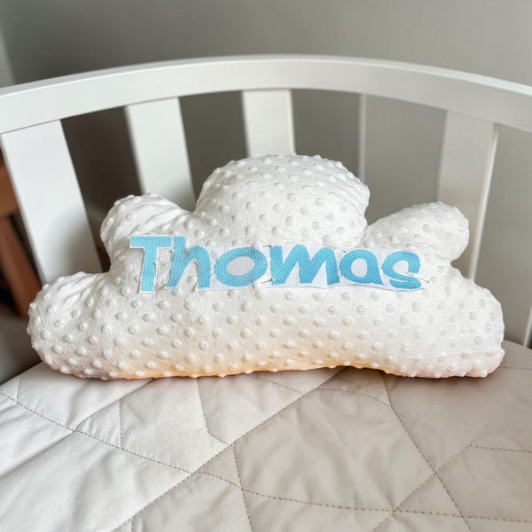 Handgemaakt wolkenkussen van zachte minky stof met geborduurde naam, verkrijgbaar in ivoor, babyroze en babyblauw van SaZu Designs.