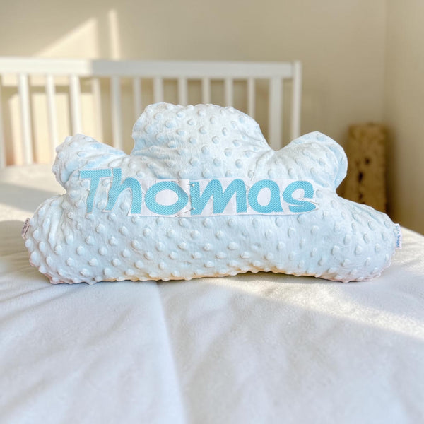 Handgemaakt wolkenkussen van zachte minky stof met geborduurde naam, verkrijgbaar in ivoor, babyroze en babyblauw van SaZu Designs.