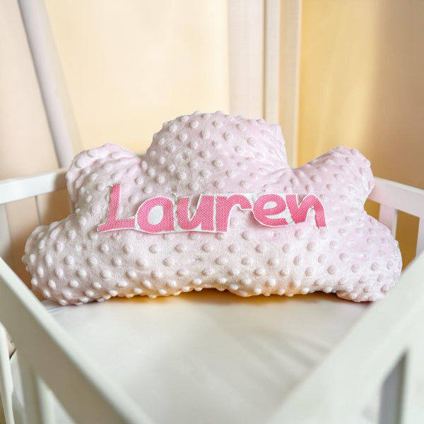 Handgemaakt wolkenkussen van zachte minky stof met geborduurde naam, verkrijgbaar in ivoor, babyroze en babyblauw van SaZu Designs.
