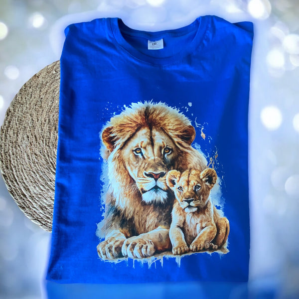 Heren T-shirt met een gedetailleerde print van een leeuw en zijn welp, symbool voor kracht en liefde.