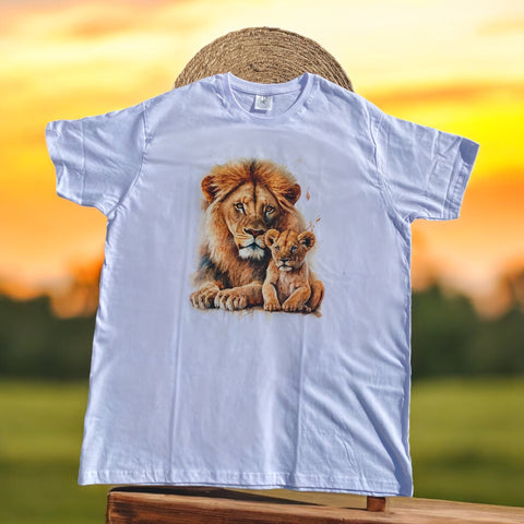 Heren T-shirt met een gedetailleerde print van een leeuw en zijn welp, symbool voor kracht en liefde.