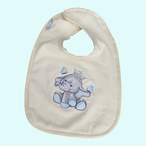 Deze leuke set bestaat uit een handgemaakt baby mutsje met de tekst little prince,  een baby rompertje met geborduurde olifant en de tekst little prince. Om de set compleet te maken  is er ook nog een handgemaakt slabbetje met hetzelfde geborduurde. olifantje als op het baby rompertje. Een leuk en origineel kraamcadeautje.