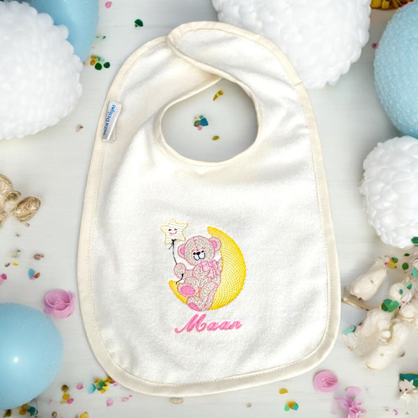 Deze cadeauset bestaat uit een handgemaakt mutsje met geborduurde naam, een slabbetje met geborduurd beertje zittend op de maan en naam van de baby en een rompertje met hetzelfde beertje op de maan en naam. Echt een leuke set om cadeau te geven als kraamcadeautje.