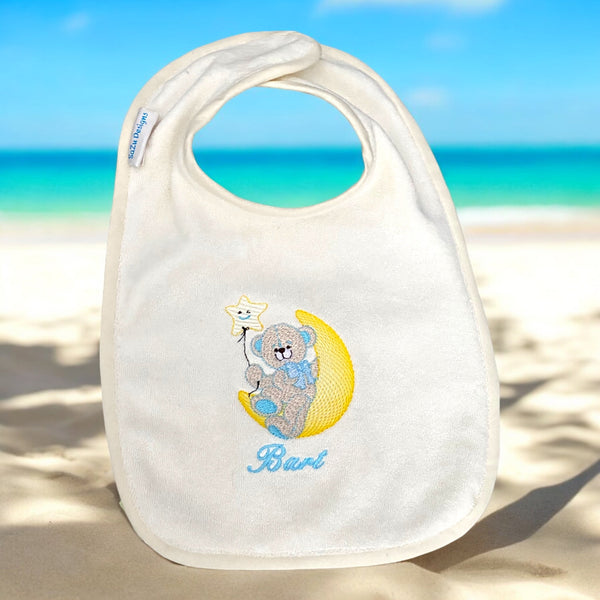 Deze cadeauset bestaat uit een handgemaakt mutsje met geborduurde naam, een slabbetje met geborduurd beertje zittend op de maan en naam en een rompertje met hetzelfde beertje en naam. Echt een leuke set om cadeau te geven als kraamcadeautje.