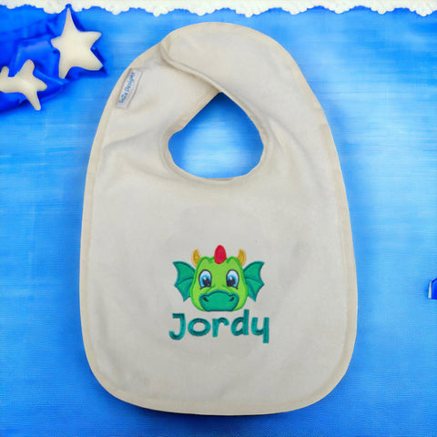 Een leuk kraamcadeau is dit handgemaakte slabbetje van stretch badstof. Het slabbetje sluit met klittenband. Het slabbetje wordt gepersonaliseerd door de naam van de baby te borduren onder het leuke drakenkopje.