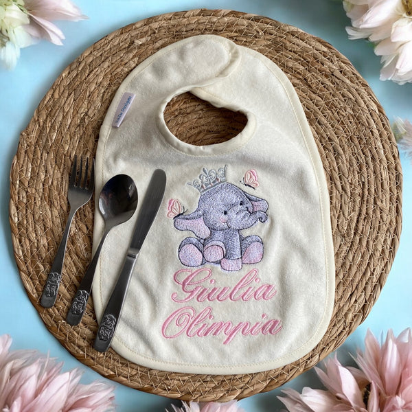 Een handgemaakt slabbetje met geborduurde olifant met kroon en de naam van de baby erop geborduurd. Echt een origineel en uniek kraamcadeautje. Verkrijgbaar in roze of blauw