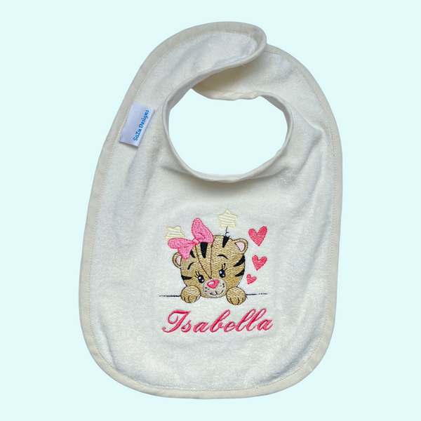 Handgemaakte spuugdoek voor over de schouder om uw kleding bij een boertje te beschermen. Op de spuugdoek wordt een tijgerkop geborduurd met de naam van uw baby. Origineel als kraamcadeautje. Ook leuk met bijpassende slab.