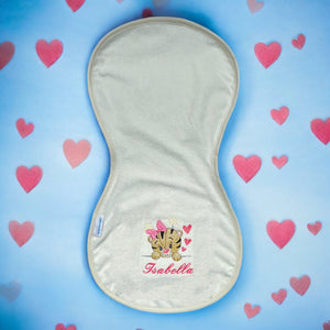 Handgemaakte spuugdoek voor over de schouder om uw kleding bij een boertje te beschermen. Op de spuugdoek wordt een tijgerkop geborduurd met de naam van uw baby. Origineel als kraamcadeautje. Ook leuk met bijpassende slab.