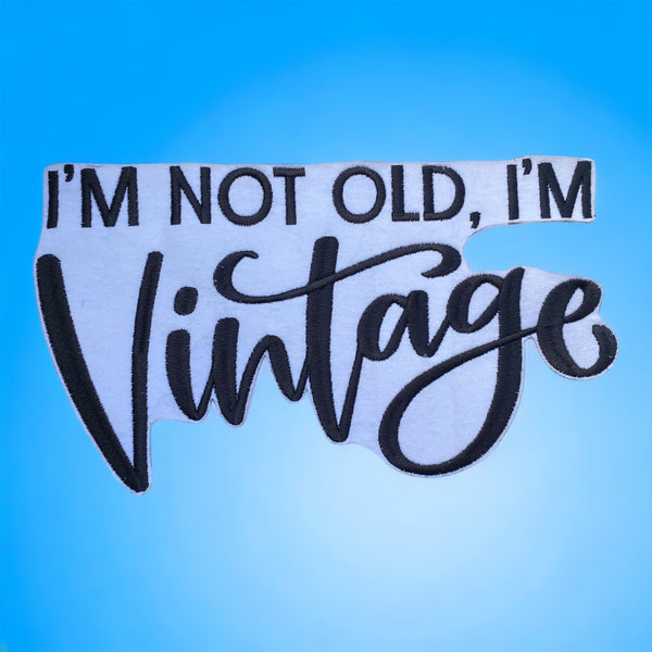 "Geborduurd shirt met de tekst 'I Am Not Old, I Am Vintage', perfect cadeau voor opa of oma."