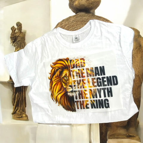 Vaderdag T-shirt met een krachtige leeuwenprint en de tekst "Dad, The Man, The Legend, The Myth, The King".
