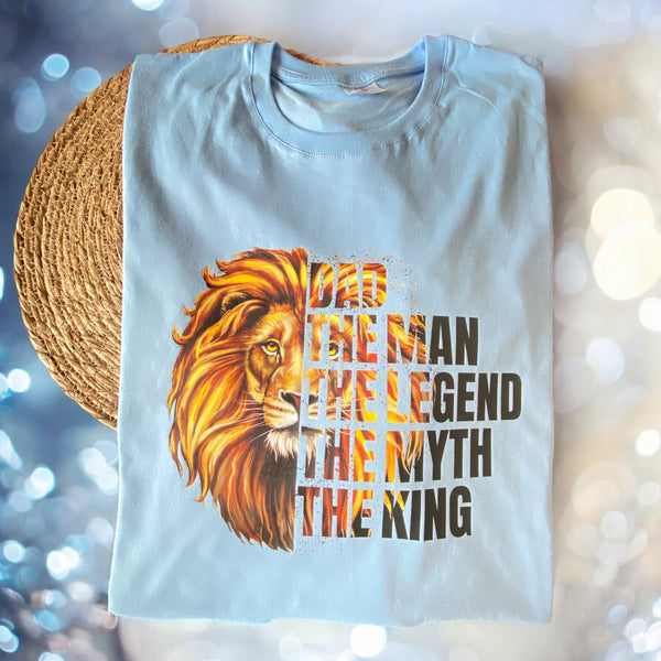 Vaderdag T-shirt met een krachtige leeuwenprint en de tekst "Dad, The Man, The Legend, The Myth, The King".