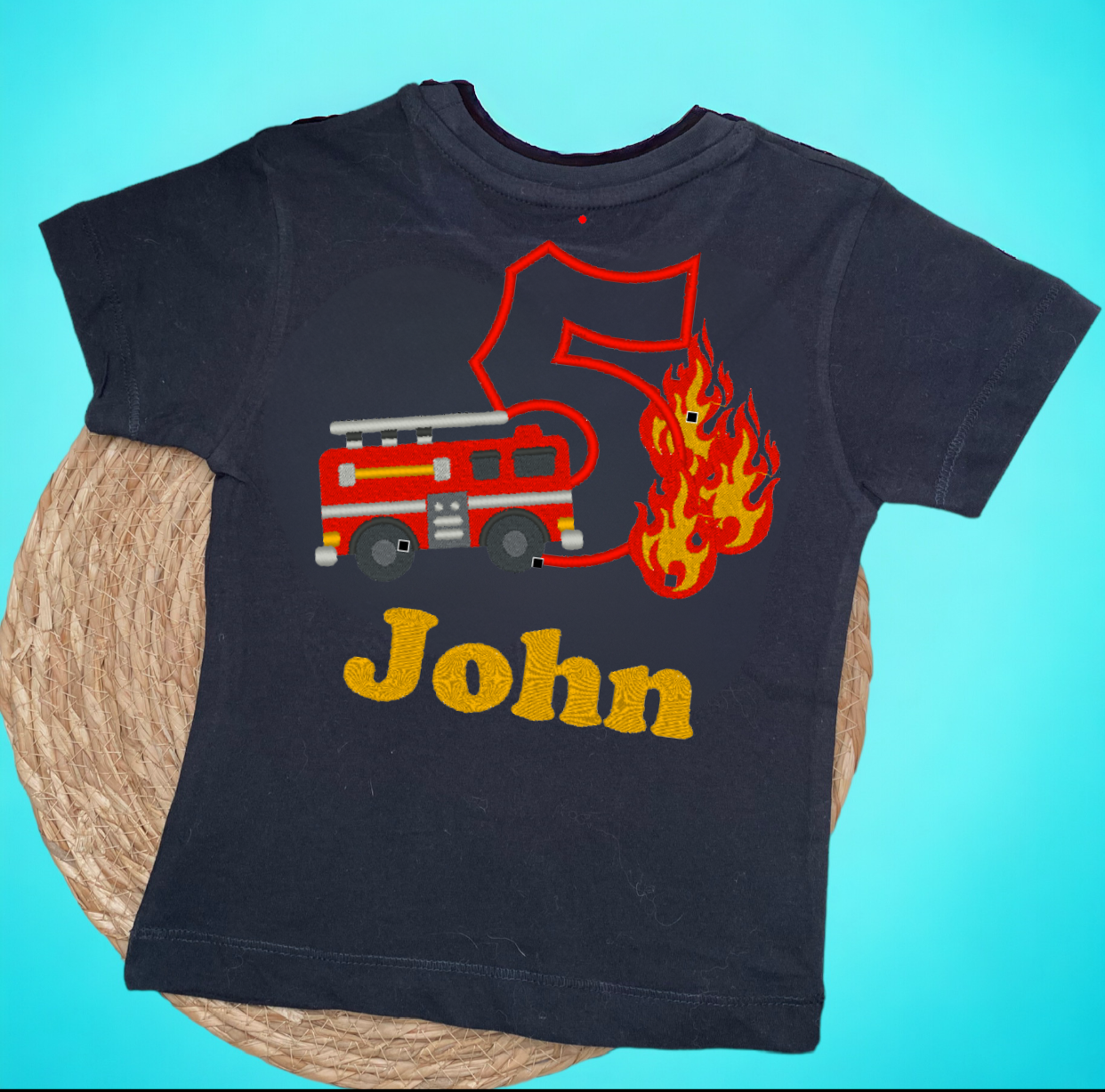 Verjaardagsshirt kind met geborduurde brandweerauto, vlammen en gepersonaliseerde naam