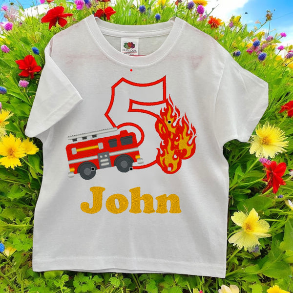 Verjaardagsshirt kind met geborduurde brandweerauto, vlammen en gepersonaliseerde naam