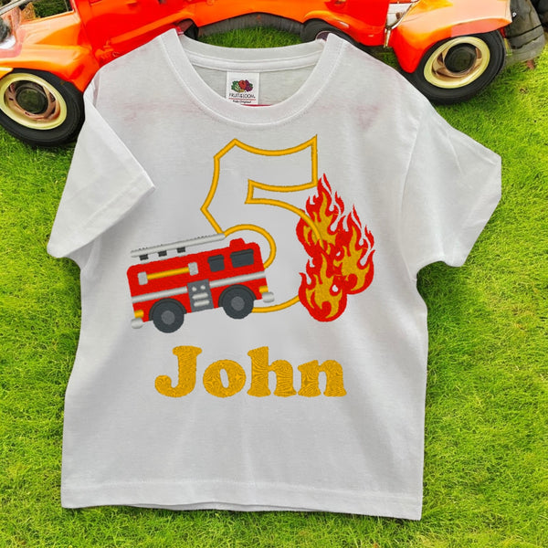 Verjaardagsshirt kind met geborduurde brandweerauto, vlammen en gepersonaliseerde naam