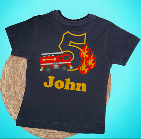 Verjaardagsshirt kind met geborduurde brandweerauto, vlammen en gepersonaliseerde naam