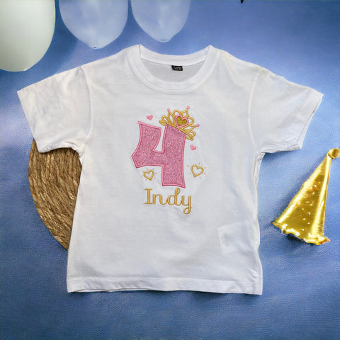 Een prinsessen thema feestje is een leuk thema voor een  verjaardagfeest. Dit verjaardagshirt met een geborduurd cijfer met een kroon past goed in het prinsessenthema verjaardagfeestje. Het verjaardagshirt is verkrijgbaar voor  de leeftijden 1 tm 9.