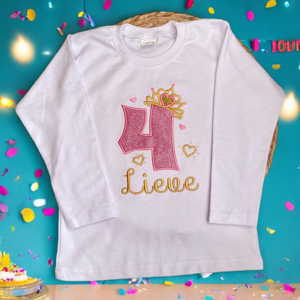 Verjaardagsshirt met roze glitter cijfer, gouden kroon en naam, ideaal voor een prinsessenfeestje.