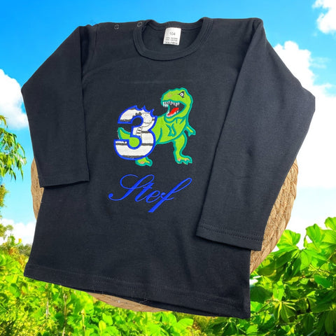 Kinderen zijn altijd super blij en trots dat ze jarig zijn en mogen trakteren. Dit gepersonaliseerde verjaardagshirt met een geborduurde T-Rex dinosaurus draagt bij aan dat plezier. Het verjaardagshirt is verkrijgbaar voor de leeftijden 1 tm 9. 